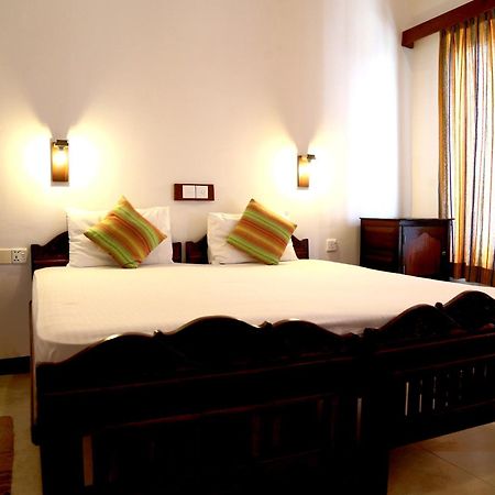 Dephani Beach Hotel Negombo Exteriör bild